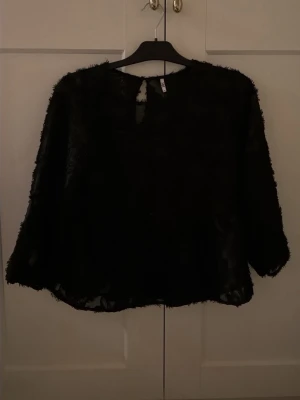 Blus  - Fin blus i ett lite mer genomskinligt material! 💞