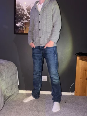 Grå Stickad kofta - Grå stickad kofta. Går att köpa med ett par jenas för bättre pris. Inga tecken på användning. Storlek S men passar M. personen på bilden är 177