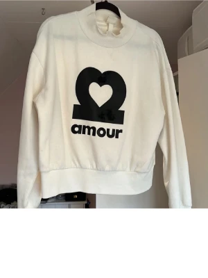 Sweatshirt med tryck - Vit tröja från HM med tryck. Fint skick, endast använd någon enstaka gång. 