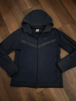 Mörkblå Nike tech  - Mörkblå zip hoodie från nike, perfekt till sommarn eftersom den inte är så tjock, sitter perfekt till dig som har storlek S 