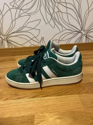 Gröna Adidas Campus - Säljer ett par gröna Adidas Campus 00 sneakers i mocka. Är i bra skick i storleken 43! 