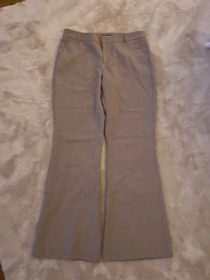 Beige kostymbyxor  - Fina beige kostymbyxor från Gina! Lågmidjade wide! Nästan aldrig använda, nypris 400! 💕