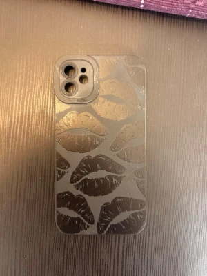 iPhone 11 skal - Svart matt skal med glasiga pussmunnar