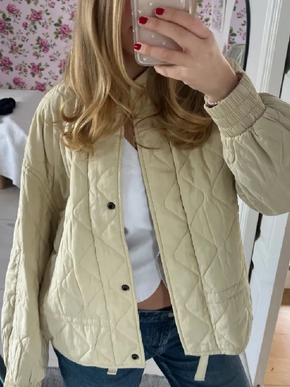 Beige quiltad jacka med knappar