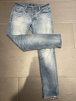 Vintage Neuw jeans - Säljer ett par slim fit blå jeans med riktig snygg tvätt och klassisk femficksdesign. Jeansen har normal midja och smal passform hela vägen ner. Materialet är mjukt jeans-tyg som sitter skönt och följer kroppen. Perfekta till vardagslooken. Ett par perfekta vintage jeans med perfekt tvätt! Kom med prisförslag
