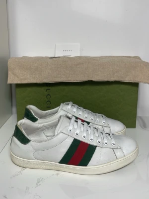 Gucci ace skor  - Säljer nu dessa snygga Gucci ace skor i uk 8 som motsvarar storlek 42, skriv för fler bilder/frågor🙌🏼