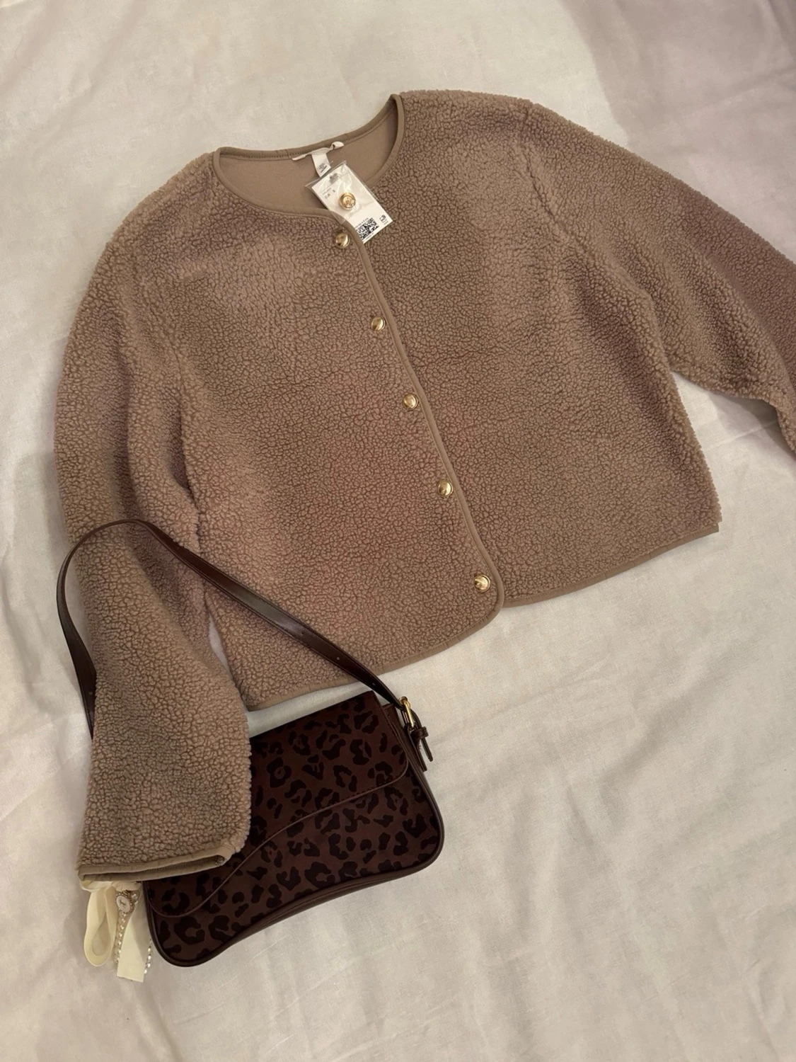 Beige teddyjacka med guldknappar från H&M