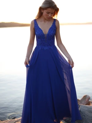 Balklänning  - Säljer nu min helt fantastiska balklänning!!😩🥰 Klänningen är i mycket bra skick och endast använd 2 gånger! (Under balen samt dagen jag blev fotad)  Jag köpte klänningen på Högtidshuset i Dalarna Nypris 4 000kr, färg - royal blue & storlek - 34 🤗 Hör gärna av er vid intresse eller frågor! 