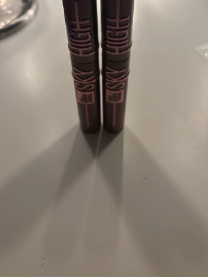 Maybelline Lash Sensational Sky High Mascara - Två stycken oanvända Maybelline Lash Sensational Sky High mascaror då jag har lösfransar istället. Ej vattentäta. Skriv vid frågor💞