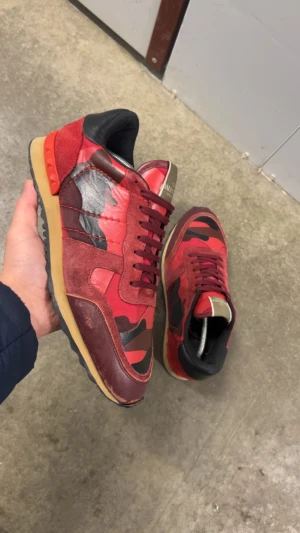 Valentino Rockrunner skor - Säljer ett Par Rockrunners skor i  Fint skick Skick: 8,7/10🧮  Inkluderat: ettiketter ingår!♦️  Pris: 1299kr ej hugget i sten🎗️  Storlek: 43 ♣️ Snabbaffär = priset sänks-SERIÖSA BUD🔓