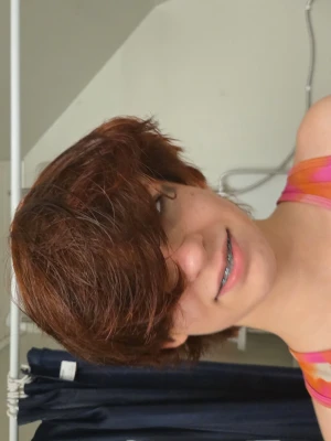 Varelse vid namn av jay - Väldigt snygg varelse med nikotin beroende, bits ibland men bara när den inta har fått sin dagliga dos av vodka eller nikotin. Håll den borta ifrån djur då den får vad vi kallar aggressivt söthetsattack. Annars gillar den att kramas när den väl är bekväm med dig, håll borta snygga killar ifrån den för den kommer drägla.