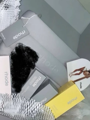 Rhode - Rhode skincare! Rhode skincare! Använt. men finns fortfarande jättemycket kvar i produkterna. Säljer då jag inte använder det längre.  - Pineapple refresh = like 70% kvar - Glazing milk = 90-95% kvar - Peptide glazing fluid = Halva kvar ish - Barrier Restore cream = 60% kvar + The bubble bag kommer med på köpet. Pris kan vi komma överens om , ifall det inte passar 