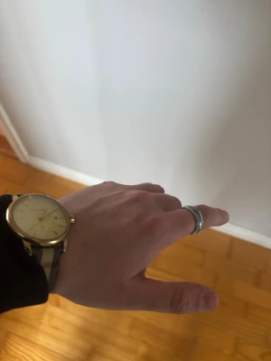 Willie Creek ring - Elegant ring från Willie Creek med en modern, sofistikerad design och högblank finish. Ett stilrent smycke som utstrålar kvalitet och tidlös lyx, perfekt för dig som uppskattar diskret exklusivitet