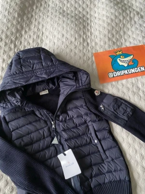 Mobiler Cardigan Marinblå - Navy Moncler Cardigan i dun. Storlek 2/M, tight passform.