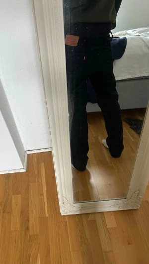 Levis jeans  - Tjena, säljer nu minna Levis jeans dom är gjorda med egna styng för att få lite vintage look. Dom passar folk som är 165-175cm