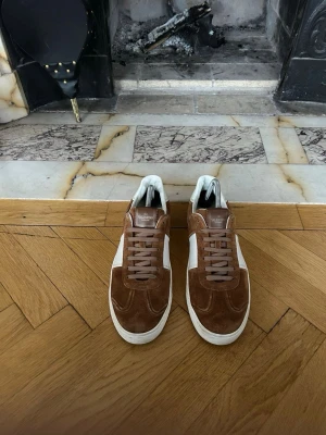 Valentino flycrew  - Säljer ett par bruna valentino flycrew som är 10/10 i skick endast en spik saknas! Nypris 7399kr,  mitt pris 3199!