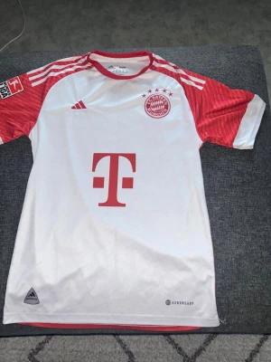 Bayern München 23/24 tröja - Har endast använts en gång, så den är i jätte bra skick.