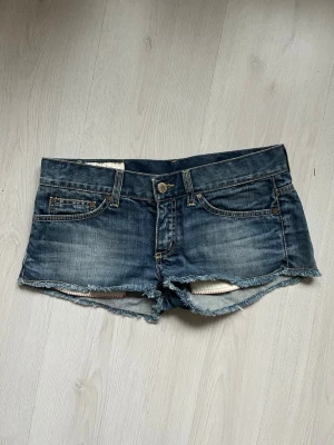 Lågmidjade jeansshorts från Dondup - Säljer ett par skit snygga mörkblå jeansshorts från Dondup med låg midja. Säljer då de ej passar mig längre. (Därav kan jag ej fixa bild med de på) men skriv vid frågor eller fler specifika bilder!! Strl 28, midjemått: 84