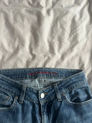 Blå bootcut jeans  - Snygga blå vintage jeans. Lowwaist och bootcut. Vet inre storleken men skulle säga 34/36. Skriv för för fler bilder 💞
