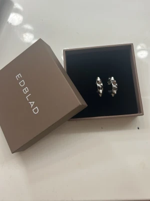  Taggiga Edblad örhängen -  Jättefina Edblad örhängen med taggiga detaljer. Asken ingår ej vid detta köp.