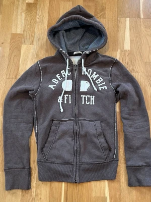 Abercrombie & Fitch Zip Up Hoodie - Galet snygg och ovanlig hoodie från A&F med fabriksgjort slitage i mycket bra skick.  Hör av er vid ytterligare frågor!