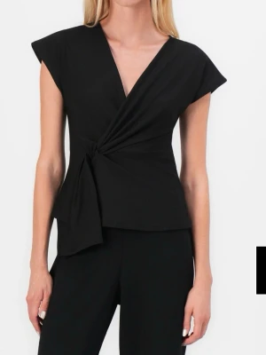 Svart twist topp Only - Säljer min svarta twist topp från Only i stolek XS. Har omlott framtill och baksidan är inget speciellt med. Använd fåtal gånger och är rätt ny. Skriv för fler bilder.