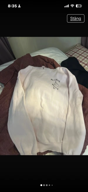 ma chérie hoodie - säljer denna rosa hoodien ifrån gina tricot med texten ”ma cherie” på bröstet samt på ryggen. hoodien är i storlek 158/164, den är väl använd men väldigt bra skick endå! skriv vid funderingar.