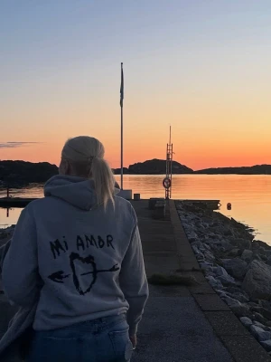Mi Amor hoodie - Säljer min fina mi Amor då den inte kommer till användning. Toppen skick, normal i storlek och har används varsamt❣️saknar snören fram. 