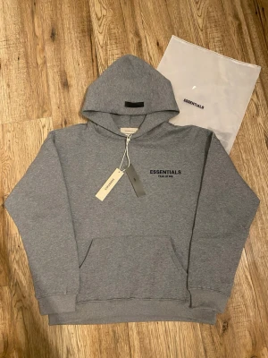 Essentials hoodie - Tjenare säljer nu min hoodie som jag fick i present men vill sälja för att få in lite pengar. Denna jätte fin när man har öå sig den och är värd priset. Men priset kan även diskuteras! Skriv gärna vid intresse.