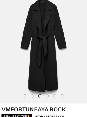 SÖKER svart lång kappa från Vero Moda - Hej om ni har denna kappa i storlek Xs snälla kontakta mig!