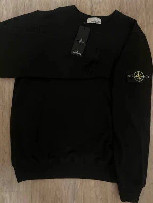 Svart sweatshirt från Stone Island - Helt ny och snygg stone Island tröja för 650kr den har tag och är inte använd. Säljer den för mycket mindre än vad jag köpte den för🔥👍