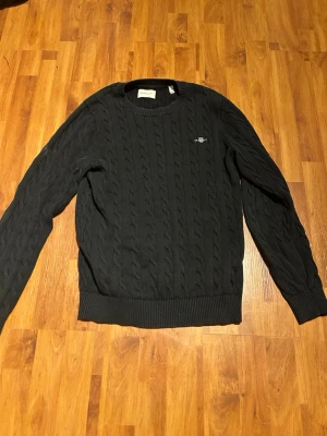 Svart stickad tröja från Gant - Klassisk svart stickad tröja från Gant med rund halsringning. Storlek S. Säljer den för den har vuxit ur mig. Priset kan diskuteras.