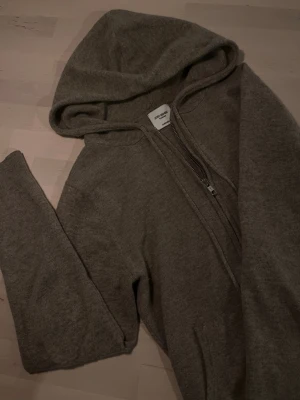 John Henric Kashmir Zip - Tja, säljer denna John Henric ziptröjan i 100% kashmir | Storlek: XS | Nypris: 2500kr | Körs med noppermaskin innan frakt vid önskan 🙌 | Vid frågor är det bara att höra av sig! //L&T 🥂