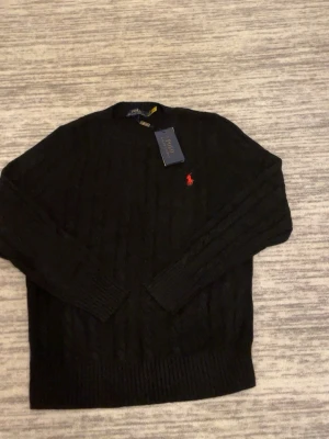 Svart  Polo Ralph Lauren tröja - En svart Polo Ralph lauren tröja i storlek S för 699 kan gå ner på snabbköp så priset är inte fast 😁