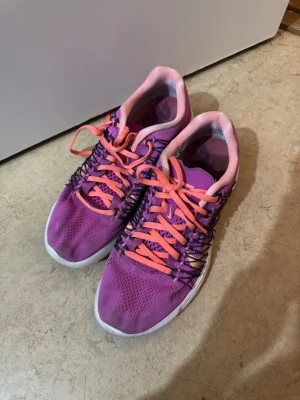 Nike träningsskor - Ett par Nike träningsskor i stl 39 säljs för 150 kr