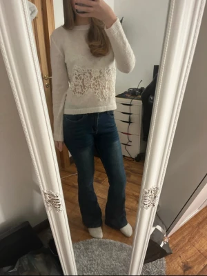 Mörkblå bootcut jeans med låg midja - Säljer ett par mörkblå jeans med bootcut passform i storlek 34 men passar även 36, vilket jag har i mina andra jeans😇. De har en liten defekt längst nere vid ena benet och knappen är lite ”lös” vilket den alltid varit men fungerar som den ska!. Skriv gärna om du har funderingar, frågor eller vill veta mått! Pris är förhandlingsbart! Postar inom 1-2 dagar.