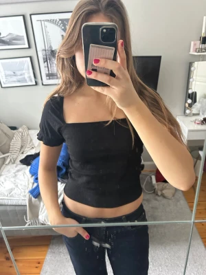 Blus - Svart blus/topp med puffärmar 