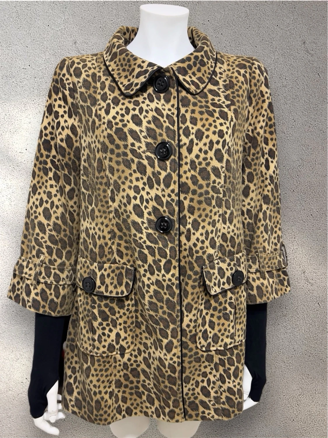 Leopardmönstrad kappa med stora knappar