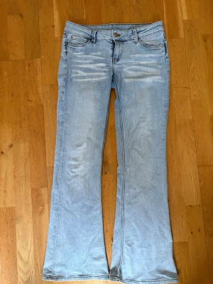 Bootcut jeans från Cheap Monday - Ljusblå bootcut jeans från Cheap Monday! Byxorna har en liten skavank på vänster bakben (se bild) I annars väldigt bar skick! Jeansen är väldigt stretchiga och mjuka i materialet. Storlek 29/32, skriv om du vill ha måtten! 