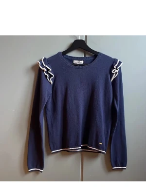 Blåvit volang tröja - Snygg marinblå stickad tröja från Hampton Republic med vita volangdetaljer på axlarna💙💙