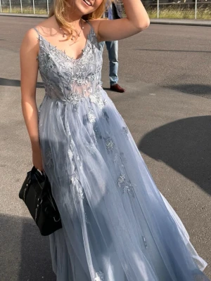 Balklänning  - Så fin balklänning! Perfekt till balen i 9an. Den är bekväm och med väldigt vackra detaljer. Jag vet tyvärr inte vart den är ifrån. Inga defekter förutom lite längst ner, men inget som syns när man har på sig den. 