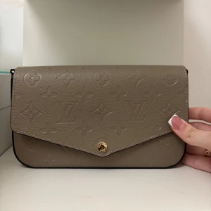 Väska - Helt ny beige väska aldrig använd