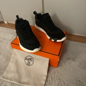 H skor  - Säljer mina helt nya h skor i perfa skick. Box och dust bag medföljer, skriv vid intresse.