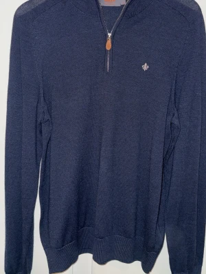 Morris stickad - Morris Half Zip 100% Merino Ull. Nyskick praktiskt taget oanvänd. Nypris kostar den 1800kr. Storlek M