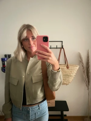 Jacka från Stradivarius  - Så snygg bomberjacka från stradivarius med axelvaddar. Använd 1 gång. Nypris runt 700 kr