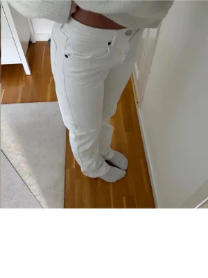 Vita raka jeans  - Säljer vita raka jeans från Zara. Låg midja. Väldigt bra skick! Storlek: 36.   Bilderna är från förra ägaren btw