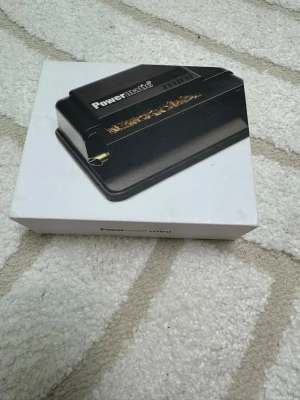 Tuton fixare - Bilderna visar en Powermatic mini cigarettmaskin, inte en väst. Ingen information om väst, färg, material eller märke kan ges.