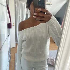 Vit offshoulder stickad tröja - Säljer denna tröjan❤️