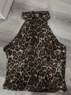 Leopardmönstrad polotopp - Säljer en söt leopard topp! Tyvär har den en liten liten fläck av rödfärg vet ej om det går bort 🤍