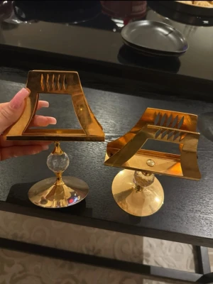 Ingen väst på bilderna - Servetthållare med kristalldetaljer. Ena har en lite svart fläck på se sista bild, men de kanske går att skrubba bort. 350 kr för båda.